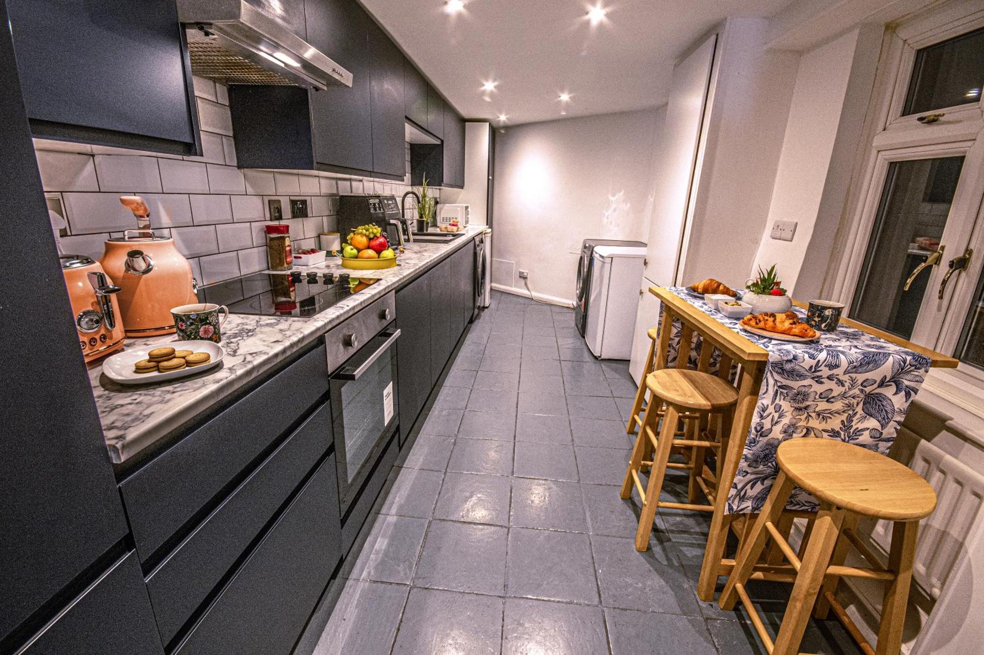 Central 3 - Bedroom Townhouse In Brighton With Parking Kültér fotó